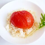 豪快に丸ごとトマトを炊き込む　トマトご飯